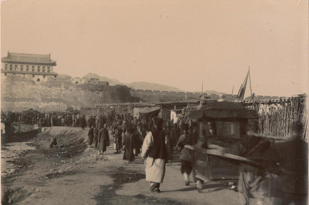 女子穿侵华日军服装摆拍新闻视频,女子身着日本侵华军装露脸