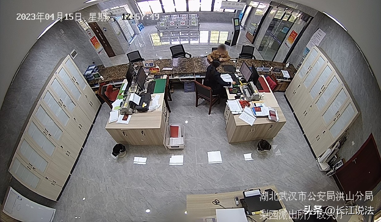 考生身份证过期民警紧急补办,考前户籍民警为学生补办身份证