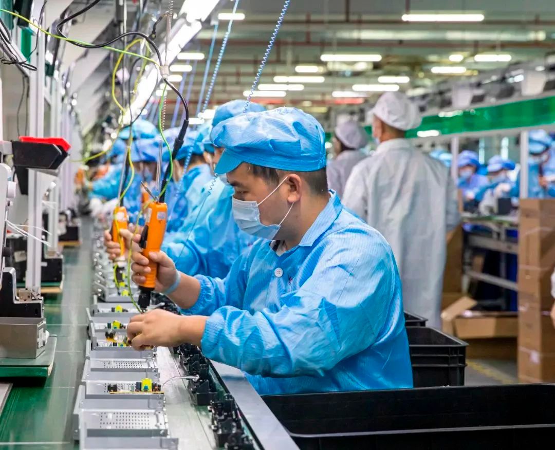 扛起红旗,扛起红旗往前走