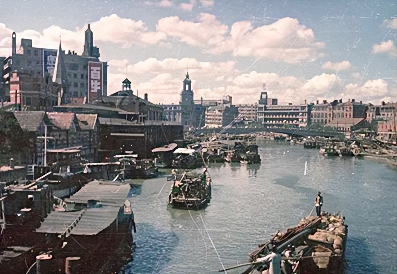 1994年春节，*小平邓**离开上海前对*菊黄**说：这是上海最后的机遇