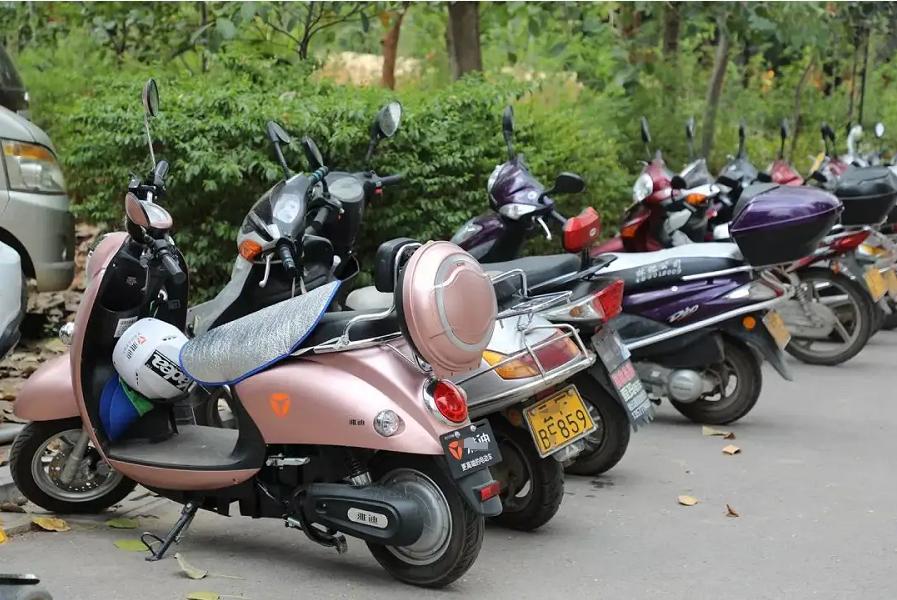 电动车锂电还是铅酸电池性价比高,电动车锂电和铅酸电瓶哪个更合算