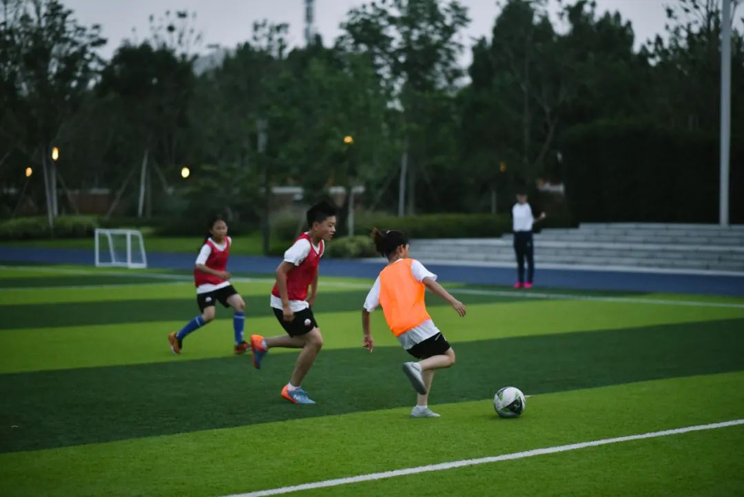 刚入足球队,刚入门踢球