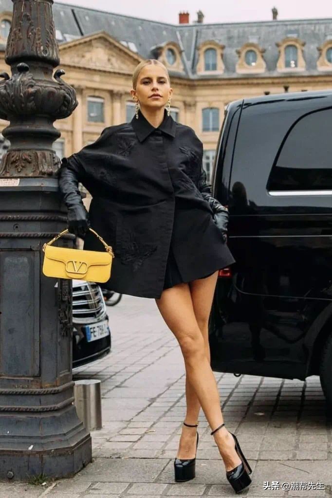 小黑裙已经过时了！今年夏天流行穿“黑衬衫”，时髦高级又显气质