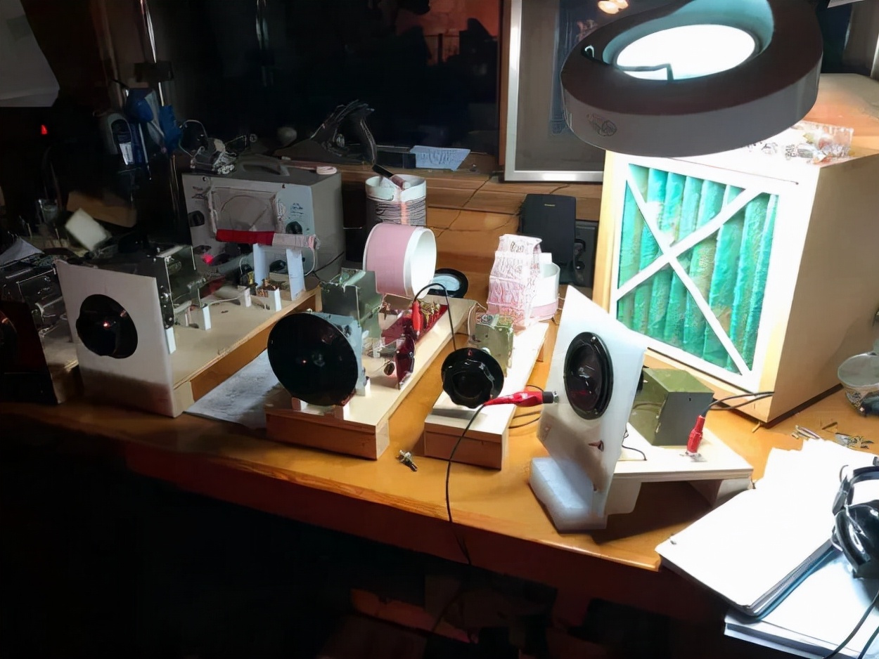 矿石收音机从风靡一时到沦为儿童玩具，围绕它的竞赛至今仍在继续