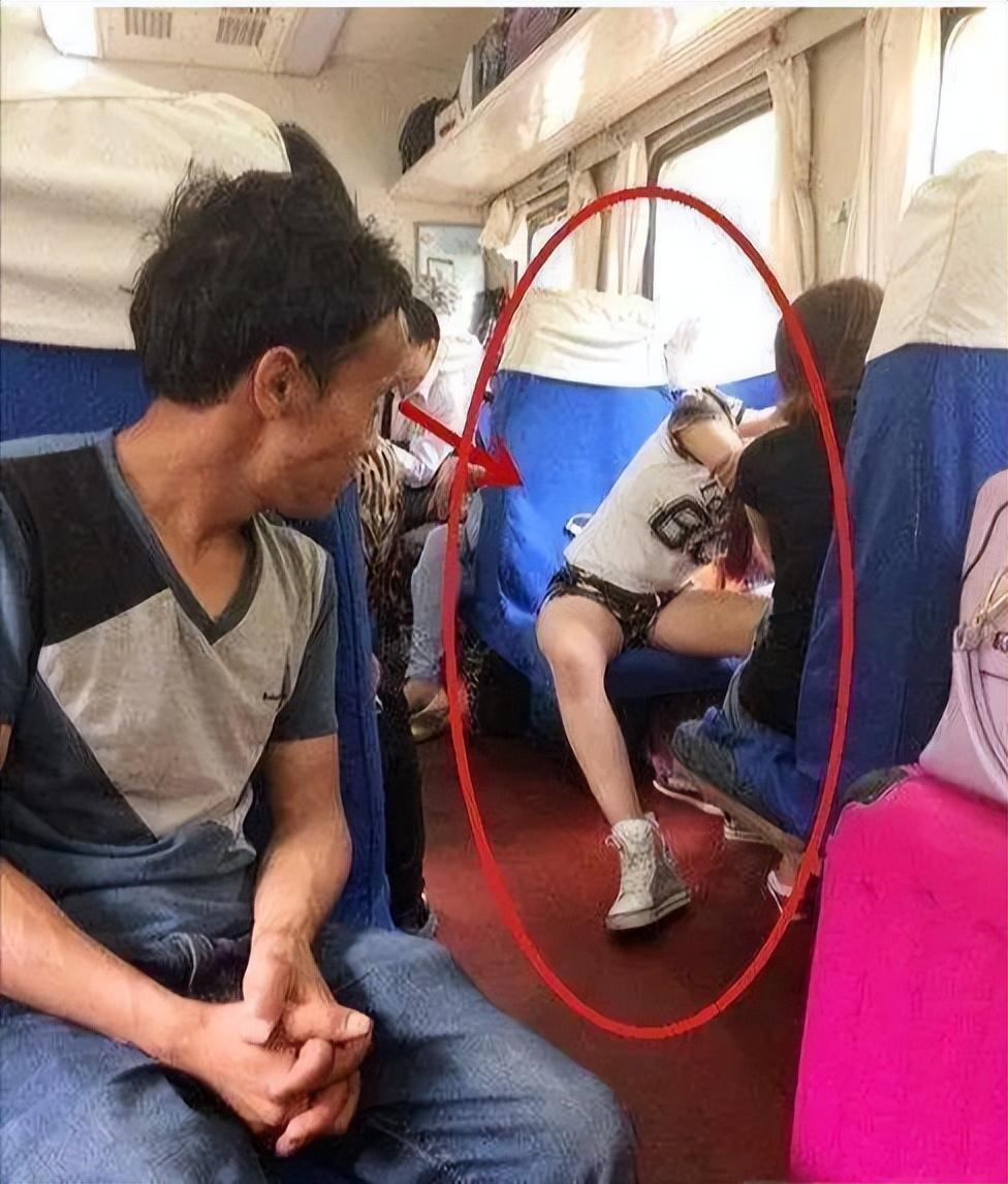 女生穿短裤坐车,姑娘在车上穿短裤要注意坐姿