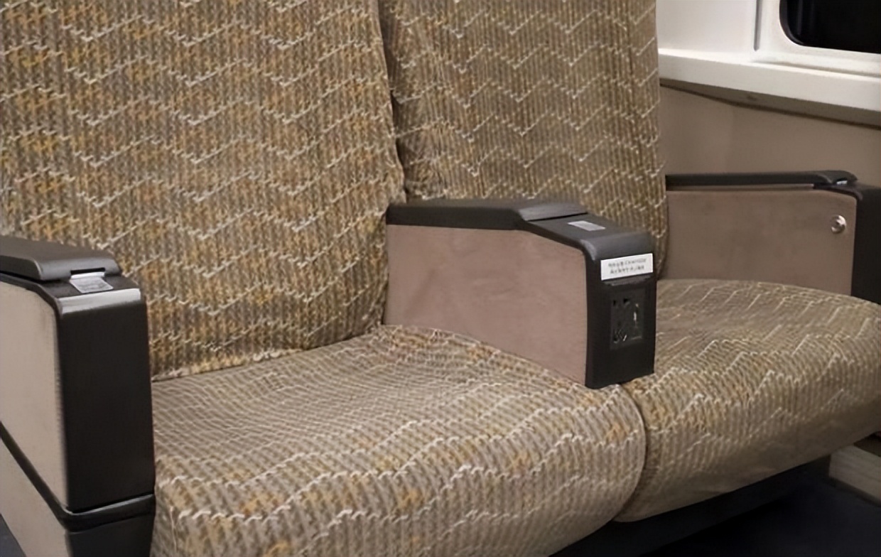 在火车上手机没电了哪里可以充电,火车上手机没电了硬座可以去哪充