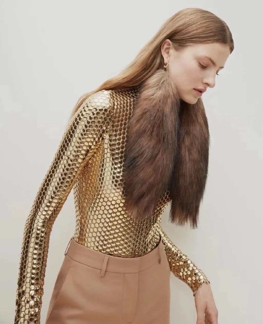 顶流卖丑大翻车！11万的透视裤、露奶衫，25万的飞机包，狗都不买