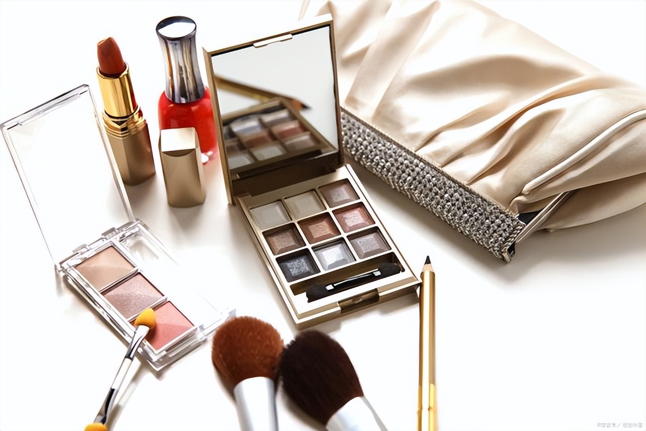 飞机上超过100ml的液体需要托运吗,飞机液体100ml瓶子可以带上飞机么