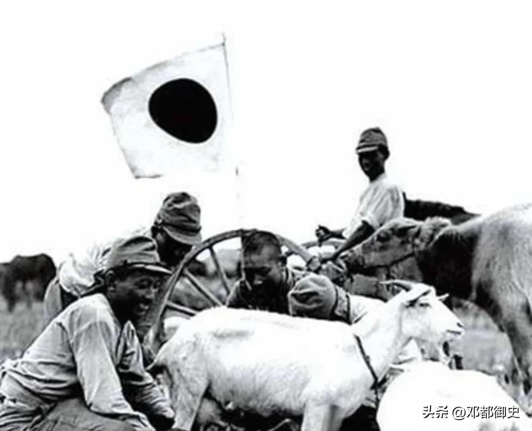 日本兵兽行:将老人绑在树上练习刺杀，撤退时拉响*雷手**扔给小孩