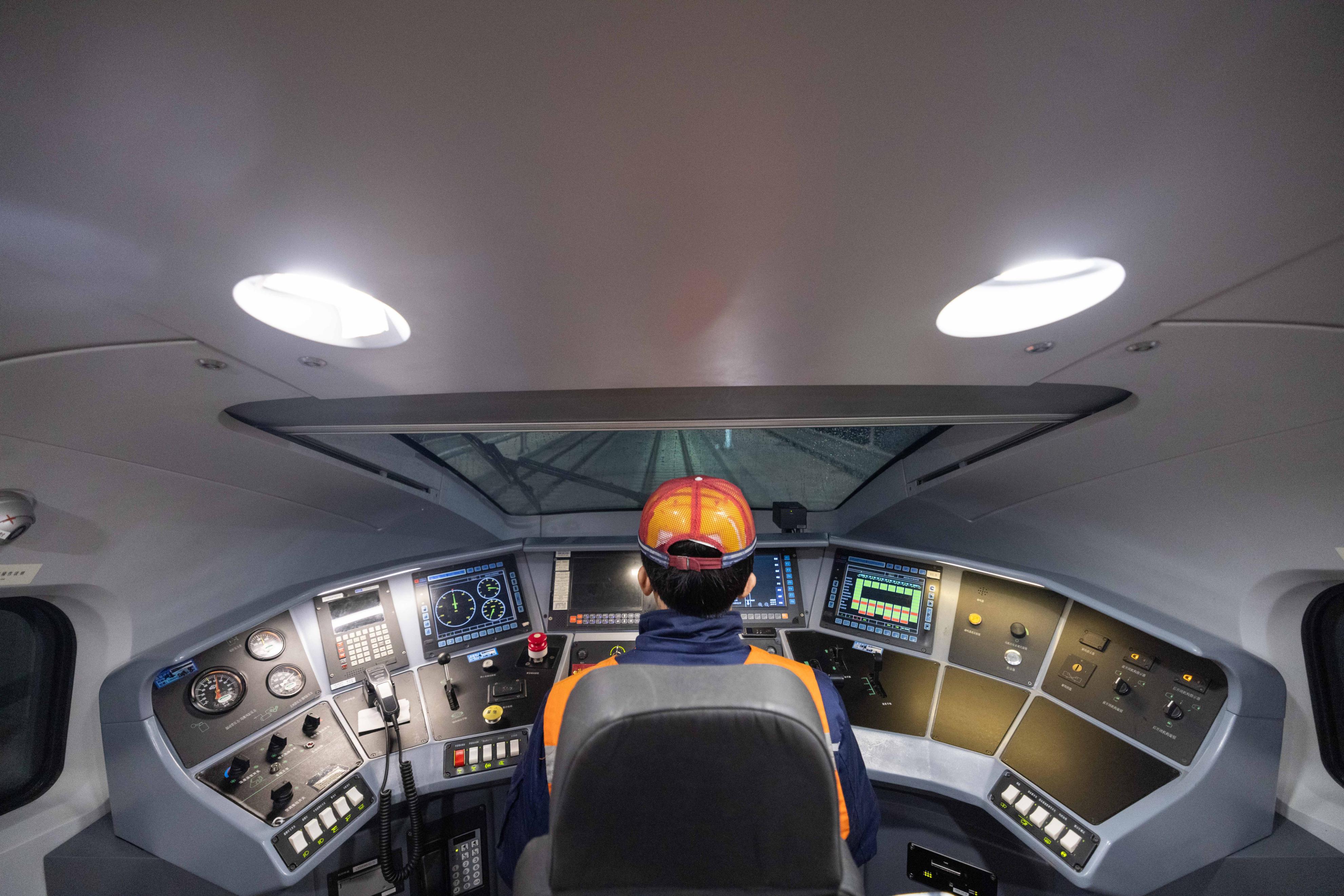 新春走基层的守护人员,新春走基层守在急诊室的身影