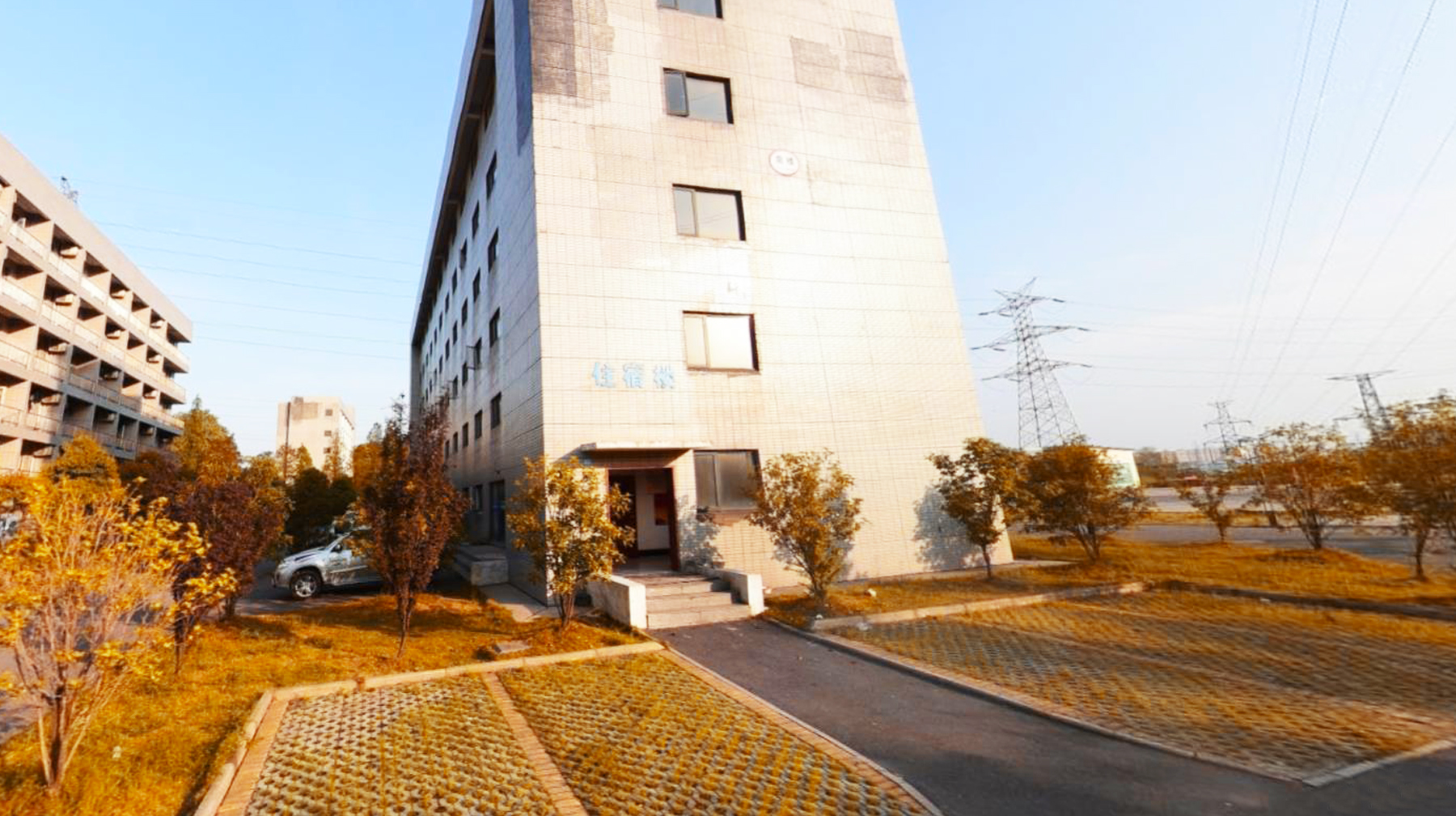 闹市里的单身公寓，建在武汉青山马路边，旧大楼见证一代人的青春