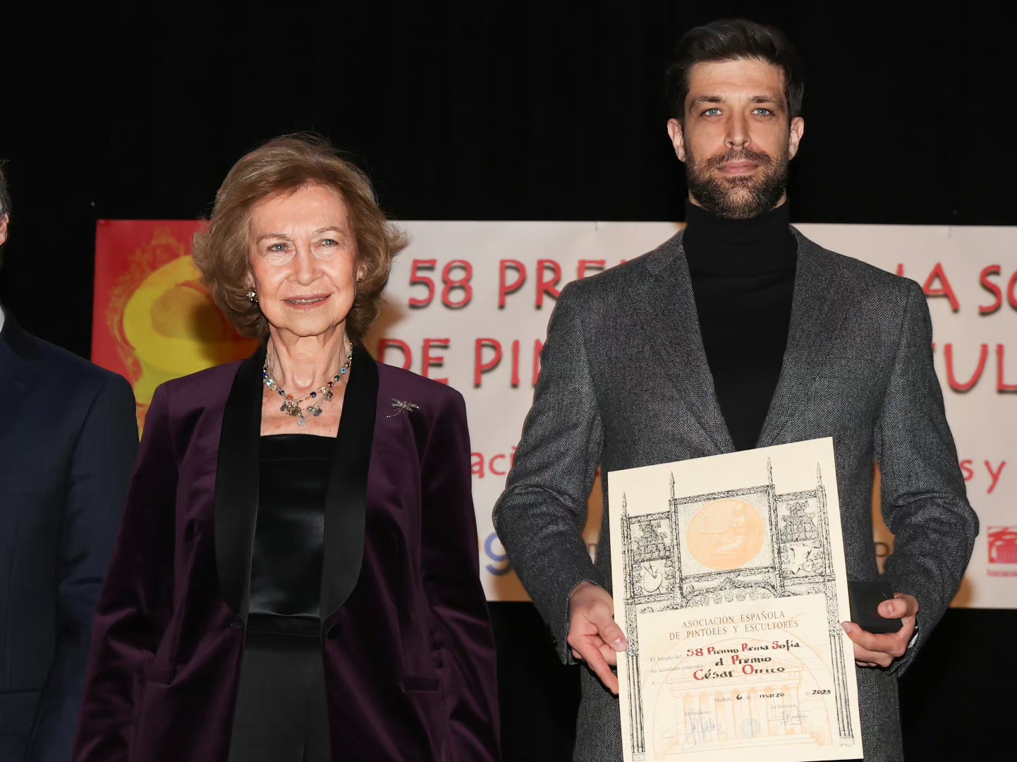 85岁索菲亚王后太有气质了!衬衫搭西装套装,精神干练贵气十足