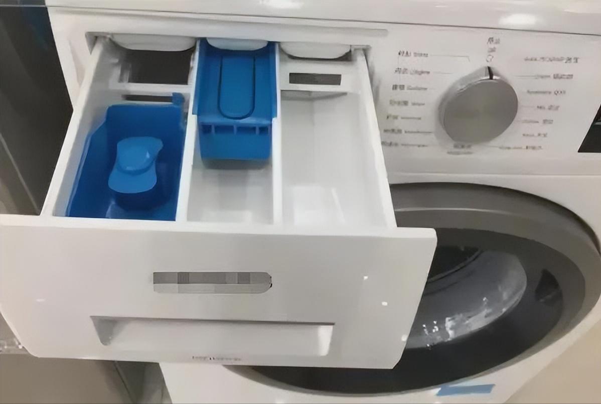 滚筒洗衣机出脏东西的口打不开了,洗衣机有个长方形小盒子