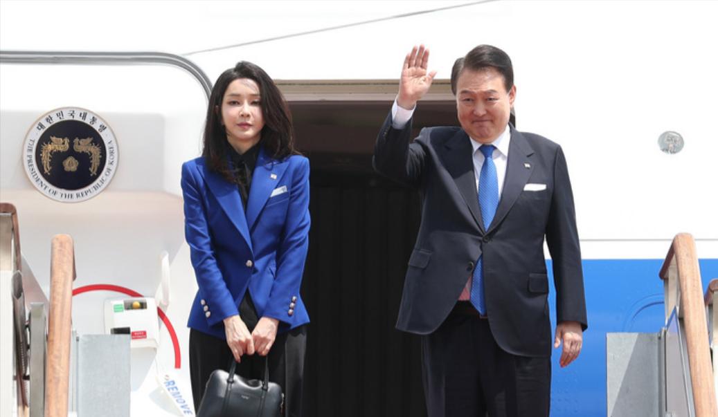 金建希赴广岛出席G7！穿情侣装却面露疲惫，见到帅哥总理就该笑了