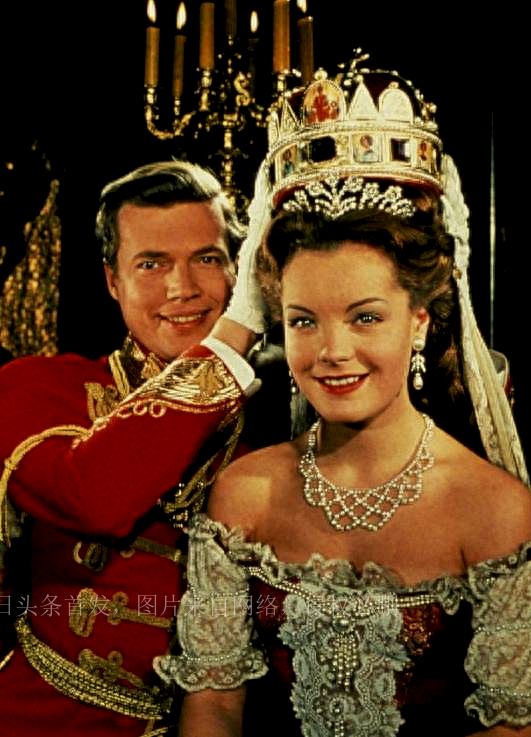 茜茜公主的疯狂美容：束腰到405厘米，脸敷带血牛肉，橄榄油泡澡