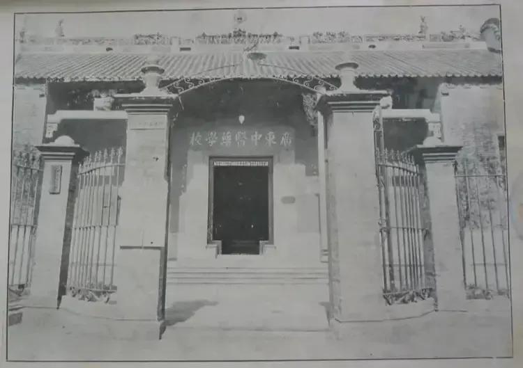 太离谱:两高校录取通知书有错字:“日月”不明,“到道”不分!