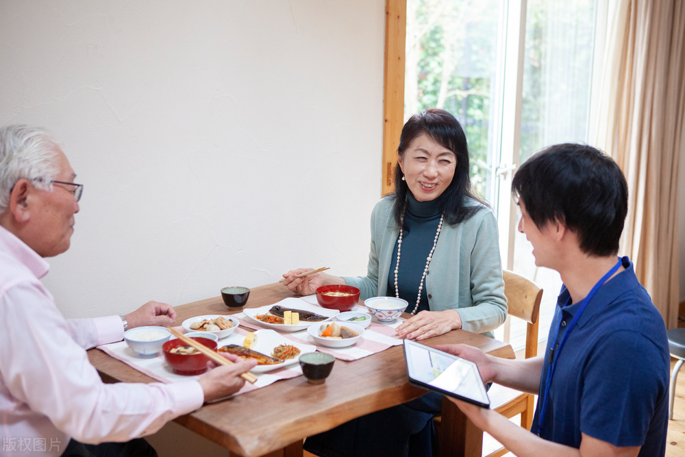 70岁大爷雇保姆后续,72岁大爷找保姆三个条件