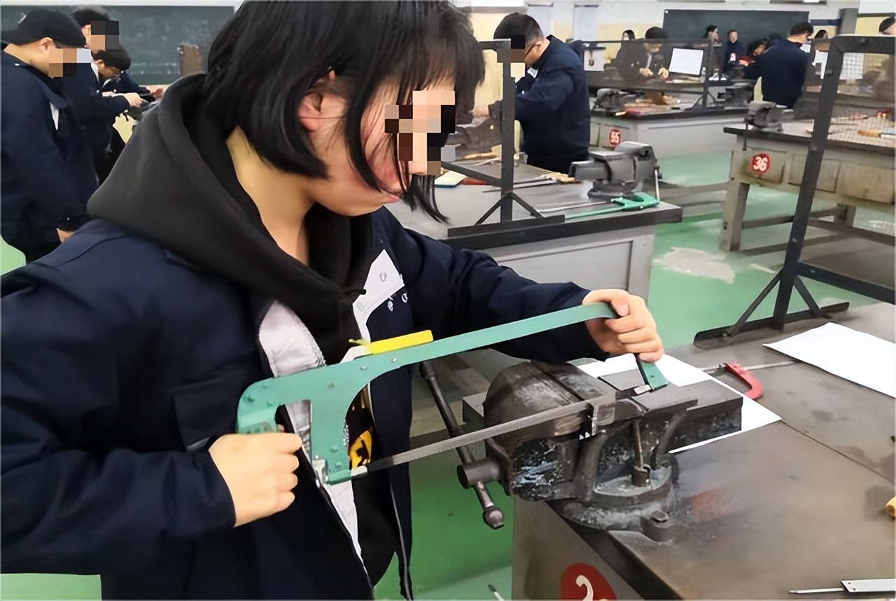 黑龙江巨贪韩桂芝，真不是一般的“好色”！靠身体上位*养包**男秘书