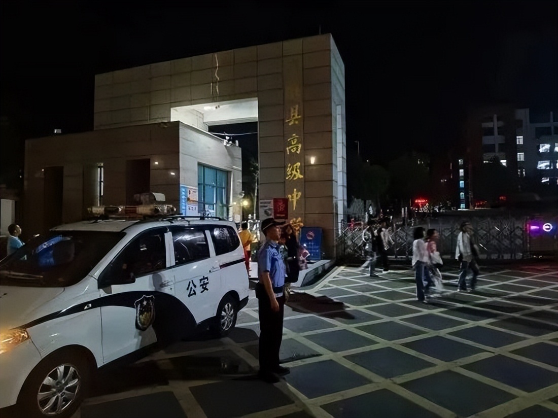 兰州公安全力开启护学模式,民警开启护学模式