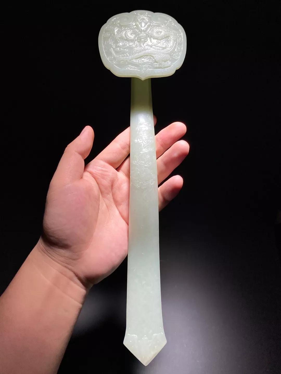 乾隆和田玉籽料八卦纹图片,清乾隆山水画玉如意