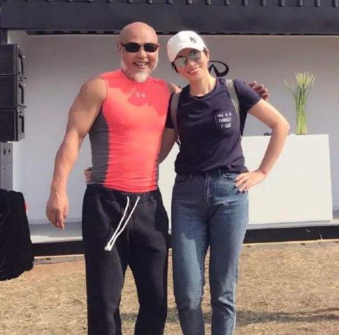 67岁大爷健身24年，娶小13岁美女娇妻，夫妻美满幸福、让人羡慕