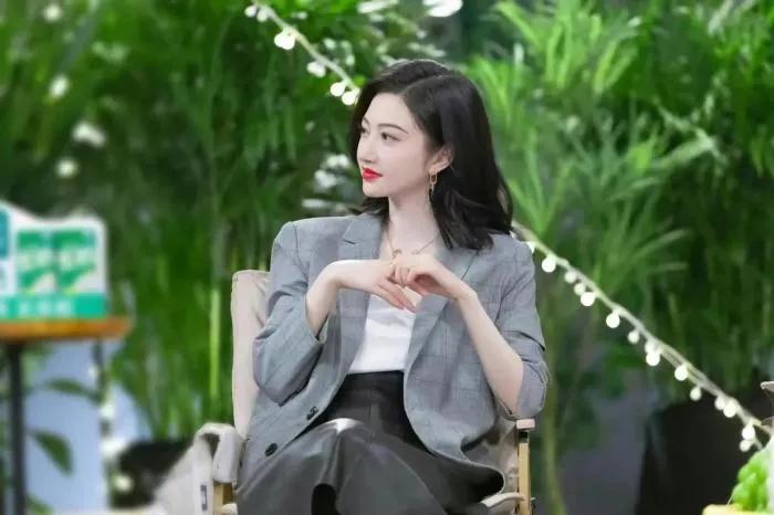 景甜清新亮相时装秀,景甜穿巴宝莉格子装