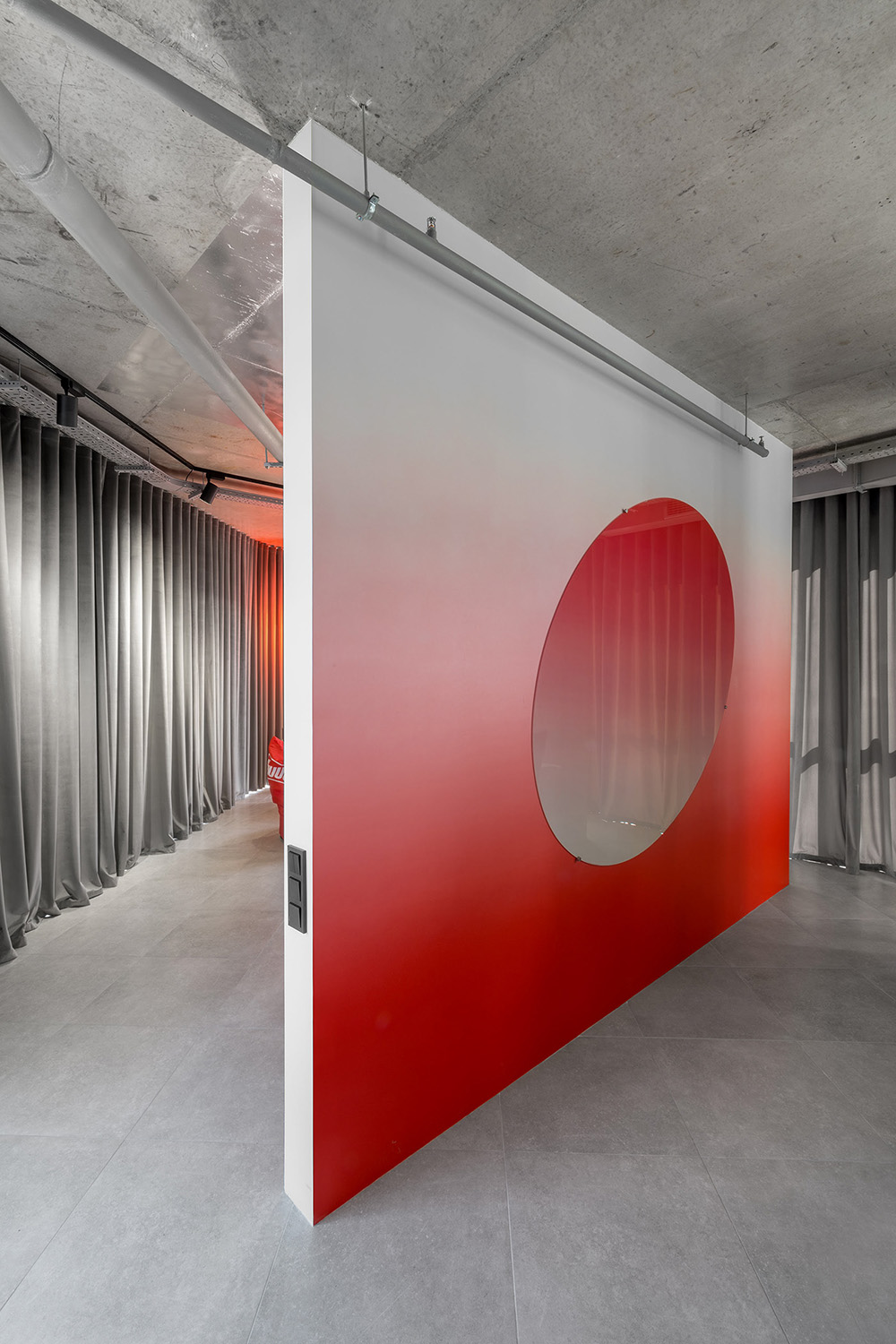 红蓝渐变手机游戏开发公司基辅办公设计欣赏