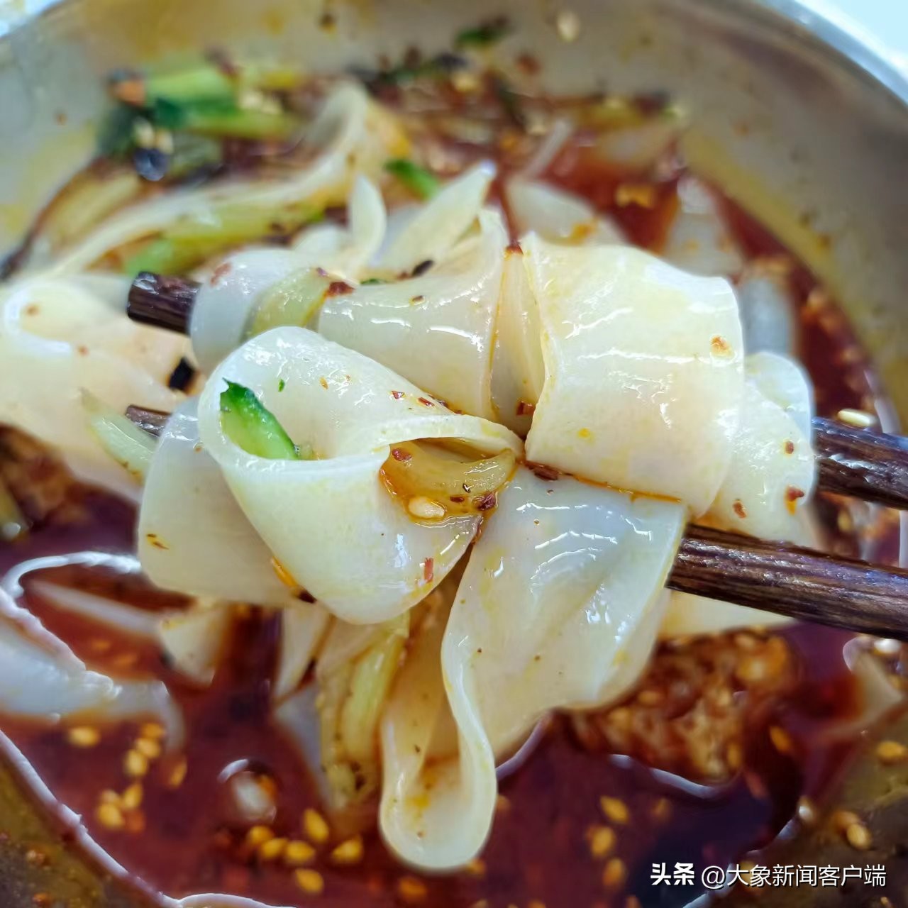 凉皮黄瓜丝被罚官方释疑,黄瓜丝配凉皮竟然违法被罚