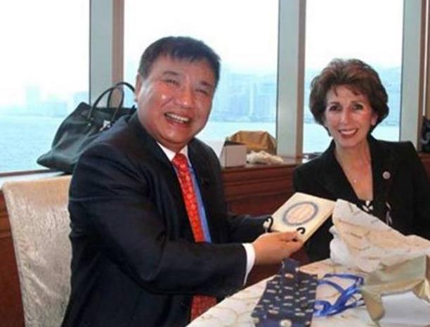 向美国捐钱的钟馨稼现状如何,钟馨稼给美国捐款