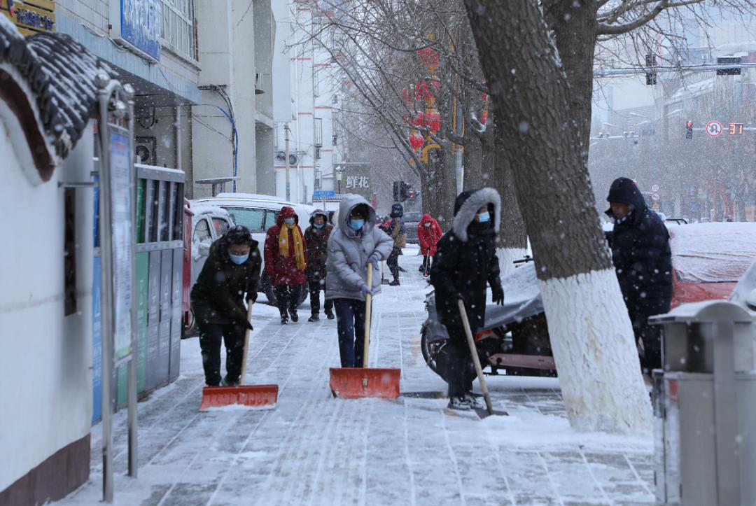铲冰除雪青年文明号在行动,铲冰除雪鏖战特大桥