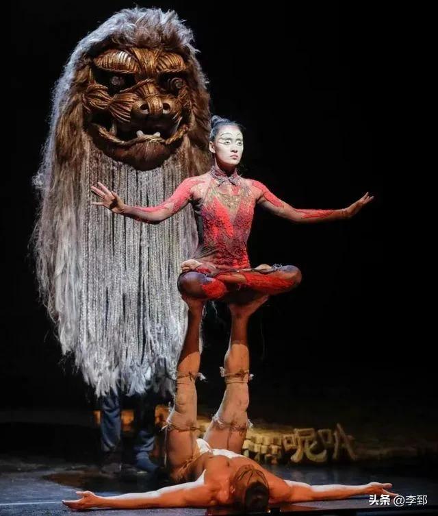 女的抓男的手臂舞蹈,舞蹈女孩下腰手抓脚展示