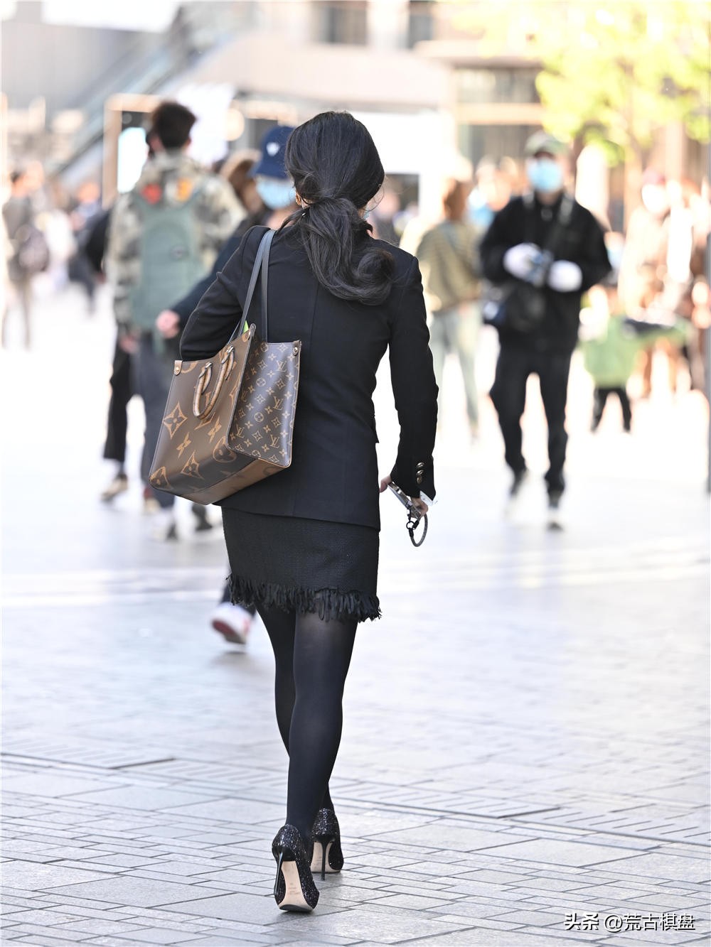 袜靴粗高跟鞋怎么搭配,夏天黑色短丝袜日常搭配高跟鞋