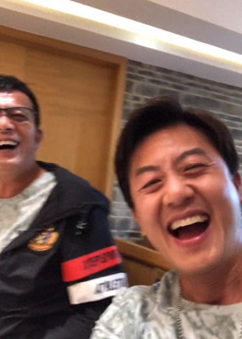 香港老戏骨内地足球赛,香港老演员70岁踢球