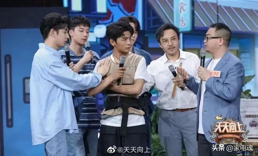 八大明星争先体验穿戴式空调，丁真说：“特别舒服！”