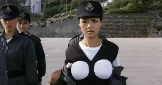 她是“三级片”女星，为胸投保200万，拍电影不露三点