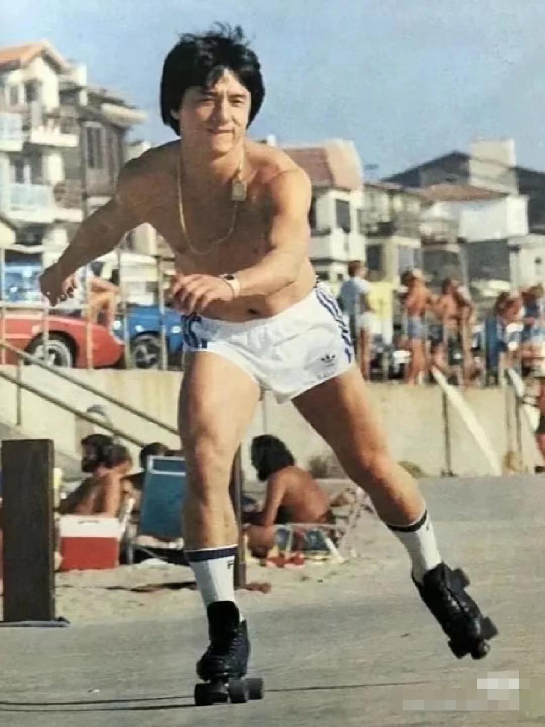 男生裤子越短越gay?刘德华、成龙穿齐X热辣小短裤下场打脸