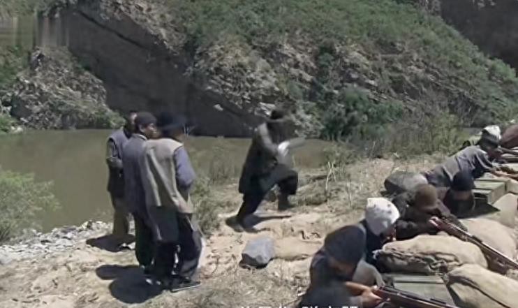 花样*绑捆**，*袜丝**小披风，这些*辱侮**观众的镜头，导演难道小学没毕业