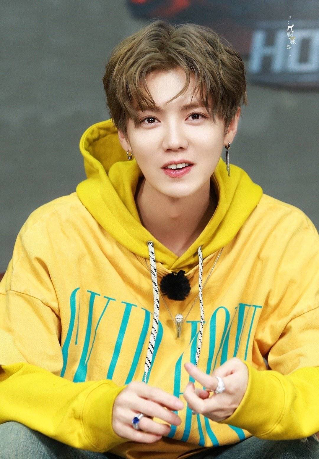 鹿晗回到以前踢足球,鹿晗走四个小时去踢球