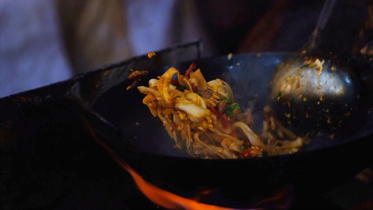 河南大姐大锅菜10块钱一份随便吃,卖便宜大锅菜