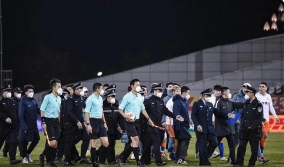 山东泰山赢球教练组反应,山东泰山遭争议判罚球迷现场开骂