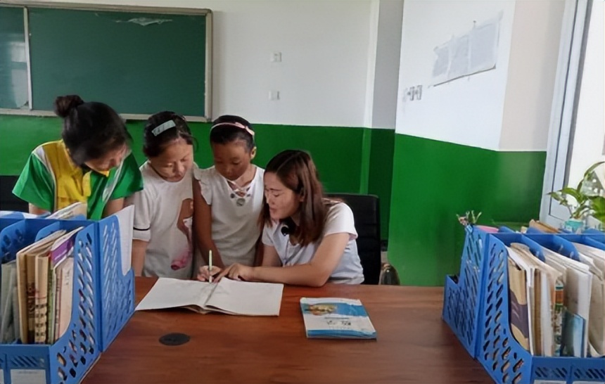 特岗教师在无编制的三年内评优吗,特岗教师无编属于合同工吗