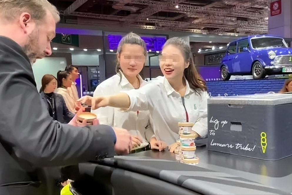 一盒冰激凌,将崇洋媚外展现的淋漓尽致,女孩,你的下限在哪?