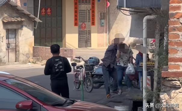 妇女节前男子在儿子面前当街暴打妻子扬言“弄死你”，当地社区回应称多部门介入调查处理