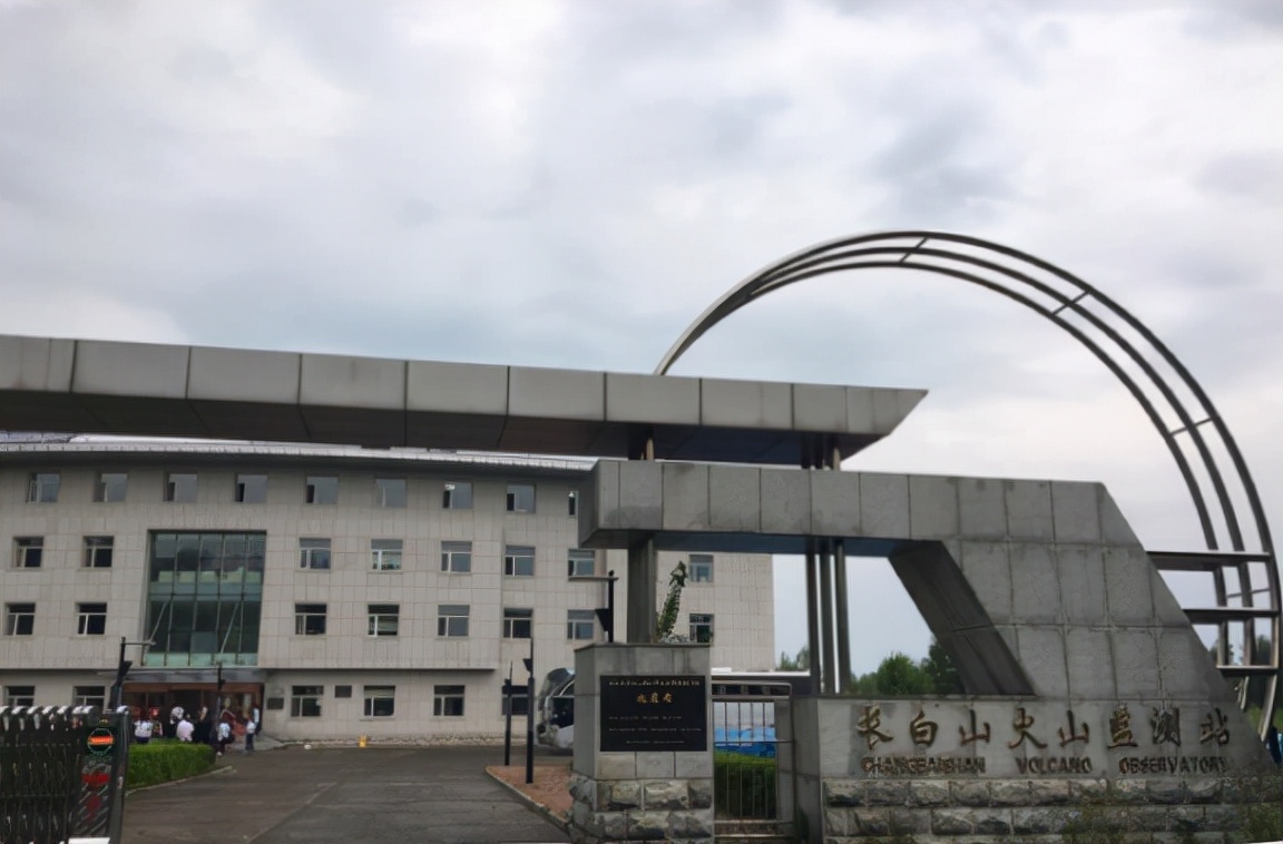 长白山天池海拔2189米，水无法流到这里，20亿吨的水从何而来？