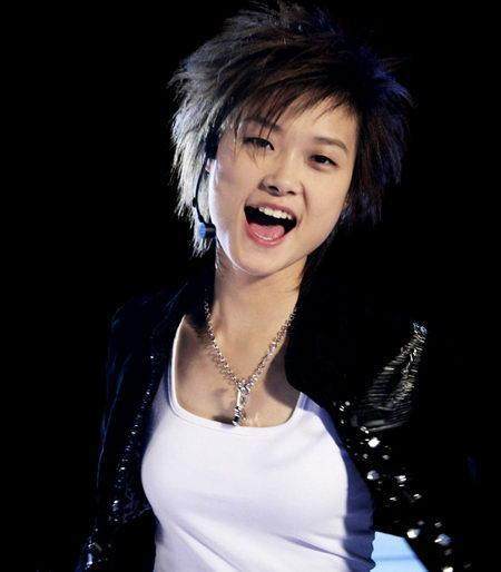 最有钱女明星刘亦菲,刘亦菲秀名贵翡翠大耳环