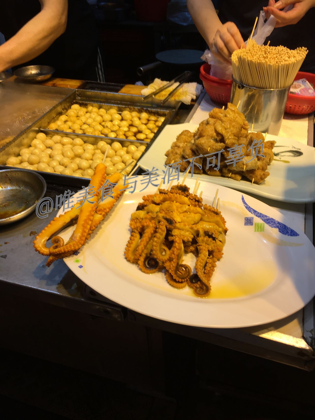 逛香港街市，买蔬菜生鲜，还有美味烧腊、蚝豉干贝，以及人间烟火