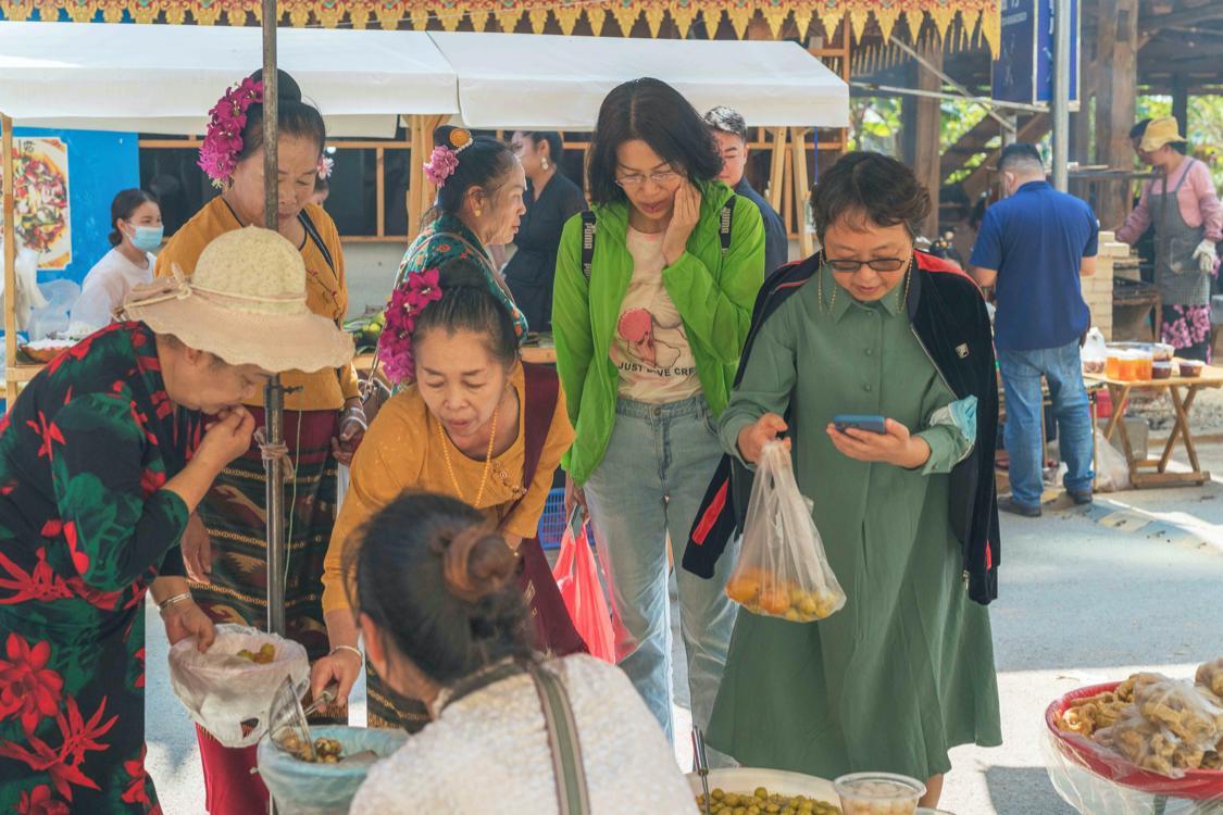 骂版纳是因为你没走出告庄玩版纳跟着小姐姐们走你才晓得味道