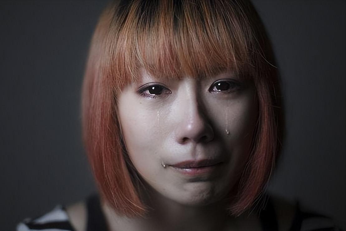 你出国打工我在家出轨,丈夫国外打拼赚钱,妻子家里*养包**小白脸