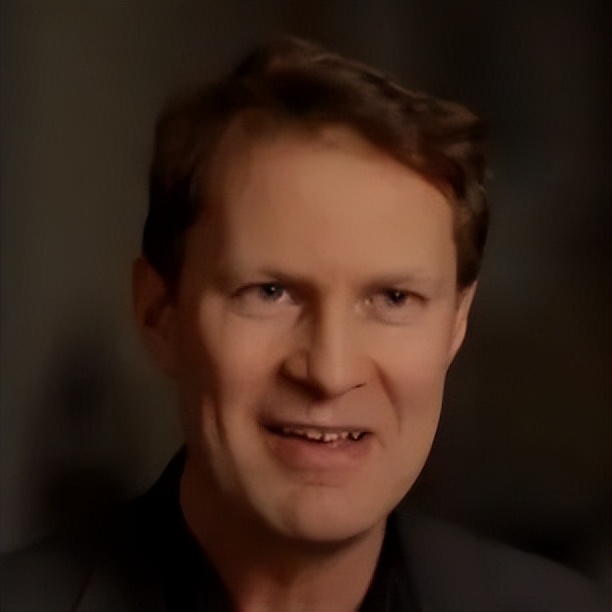 注意看，这个手拿魔方的男人，揭露美国最大*听窃**丑闻