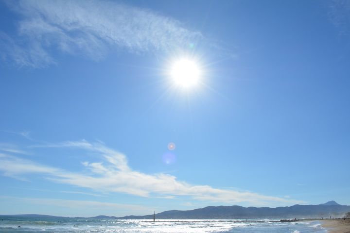 紫外线光疗仪跟晒太阳效果一样吗,家用紫外线光疗仪有辐射吗